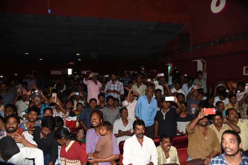 విజయవాడ శైలజా థియేటర్ లో mr.మజ్ను టీమ్ హంగామా