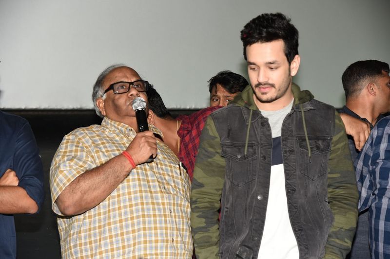 విజయవాడ శైలజా థియేటర్ లో mr.మజ్ను టీమ్ హంగామా