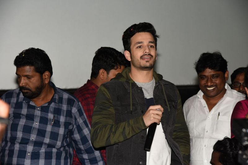 విజయవాడ శైలజా థియేటర్ లో mr.మజ్ను టీమ్ హంగామా