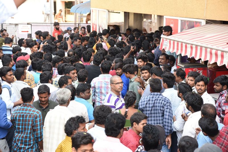 విజయవాడ శైలజా థియేటర్ లో mr.మజ్ను టీమ్ హంగామా