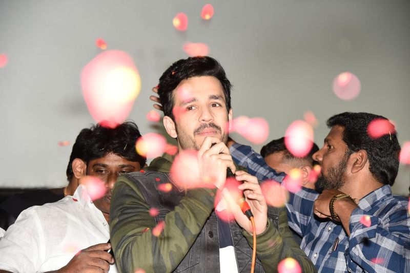 విజయవాడ శైలజా థియేటర్ లో mr.మజ్ను టీమ్ హంగామా