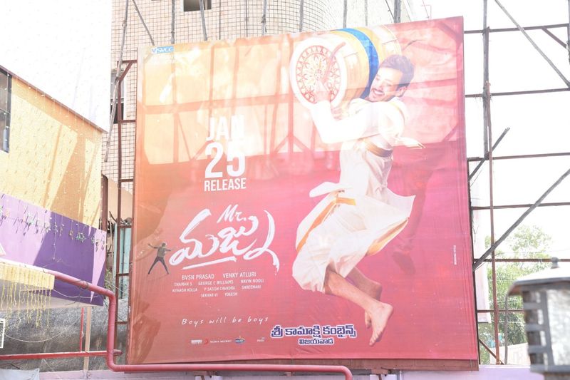 విజయవాడ శైలజా థియేటర్ లో mr.మజ్ను టీమ్ హంగామా