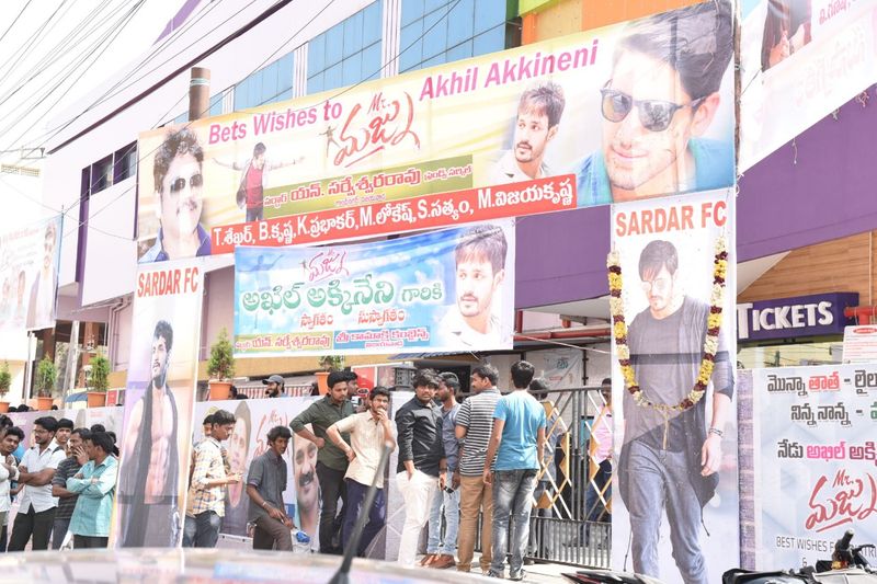 విజయవాడ శైలజా థియేటర్ లో mr.మజ్ను టీమ్ హంగామా
