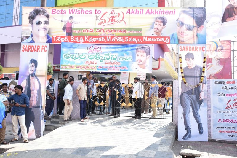 విజయవాడ శైలజా థియేటర్ లో mr.మజ్ను టీమ్ హంగామా