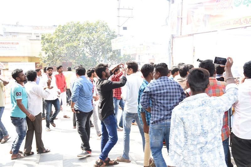 విజయవాడ శైలజా థియేటర్ లో mr.మజ్ను టీమ్ హంగామా