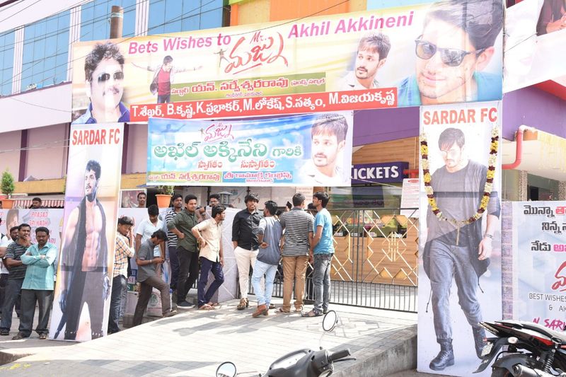 విజయవాడ శైలజా థియేటర్ లో mr.మజ్ను టీమ్ హంగామా