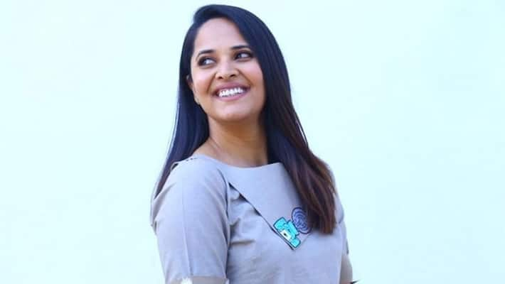 anchor anasuya strong reply to netizens