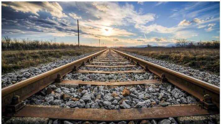 Suddenly the romantic couple lay on the rails .. the screaming passengers .. the horror that happened in the blink of an eye. Suddenly the romantic couple lay on the rails .. the screaming passengers .. the horror that happened in the blink of an eye.