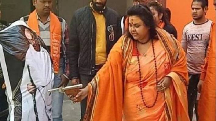Hindu Mahasabha leader shoots at Gandhi Photo Hindu Mahasabha leader shoots at Gandhi Photo