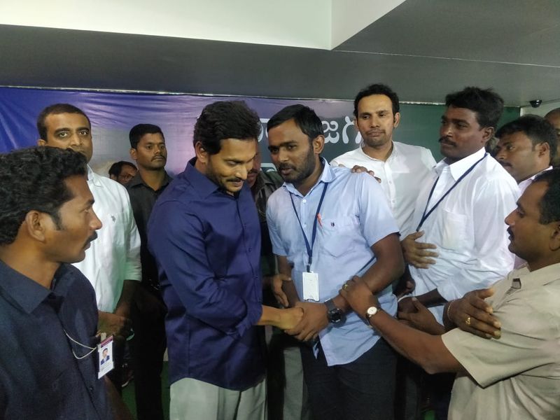 అన్న పిలుపు కార్యక్రయంలో జగన్