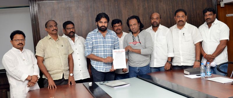 ఆడపడుచులతో జనసేన పార్టీ కమిటీలు ,తొలిజాబితా విడుదల చేసిన పవన్ కళ్యాణ్ (ఫొటోలు)