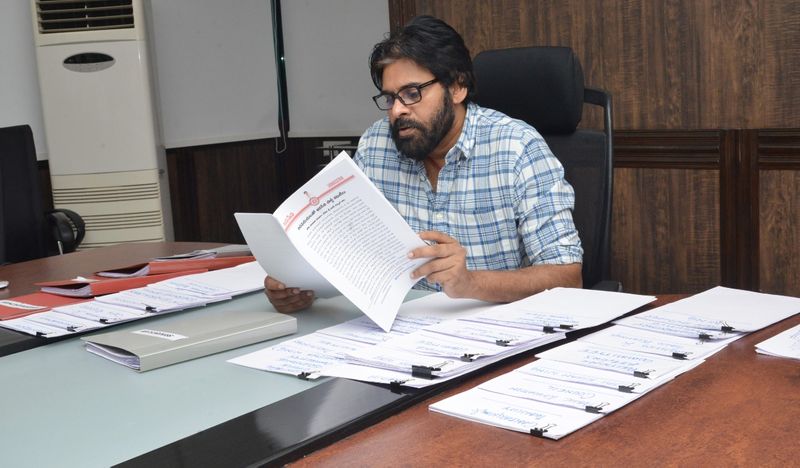 ఆడపడుచులతో జనసేన పార్టీ కమిటీలు ,తొలిజాబితా విడుదల చేసిన పవన్ కళ్యాణ్ (ఫొటోలు)