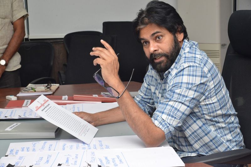 ఆడపడుచులతో జనసేన పార్టీ కమిటీలు ,తొలిజాబితా విడుదల చేసిన పవన్ కళ్యాణ్ (ఫొటోలు)