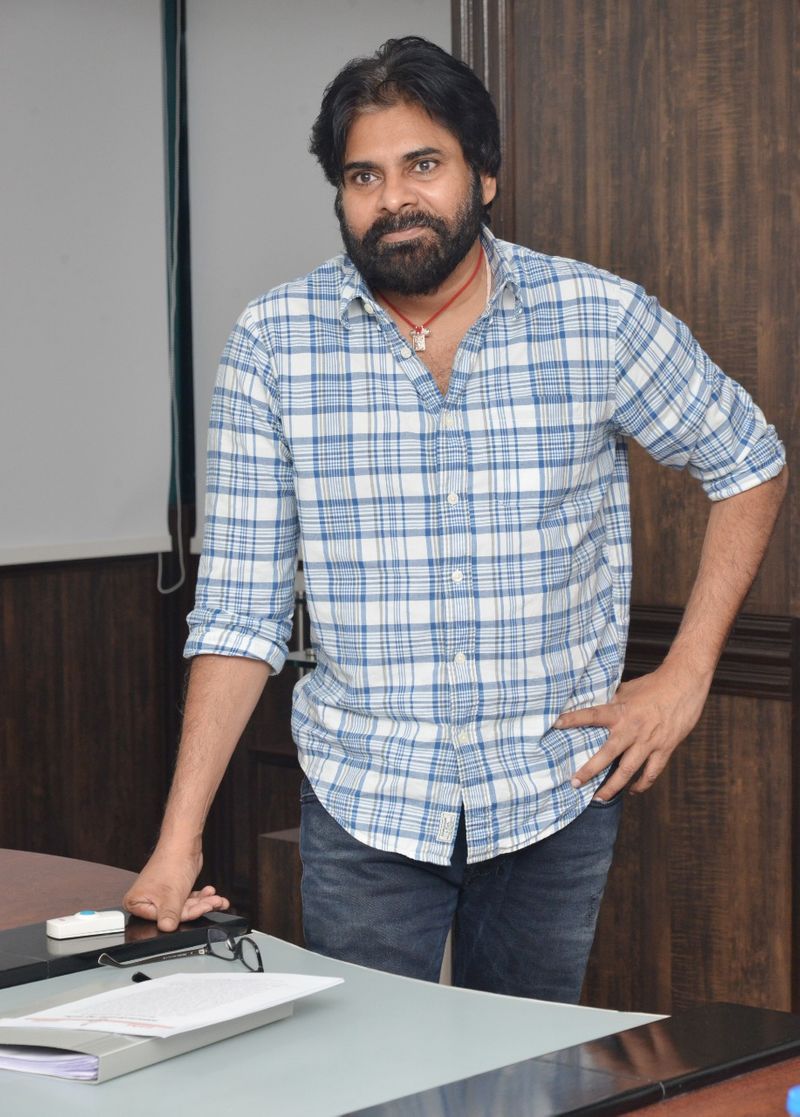 ఆడపడుచులతో జనసేన పార్టీ కమిటీలు ,తొలిజాబితా విడుదల చేసిన పవన్ కళ్యాణ్ (ఫొటోలు)
