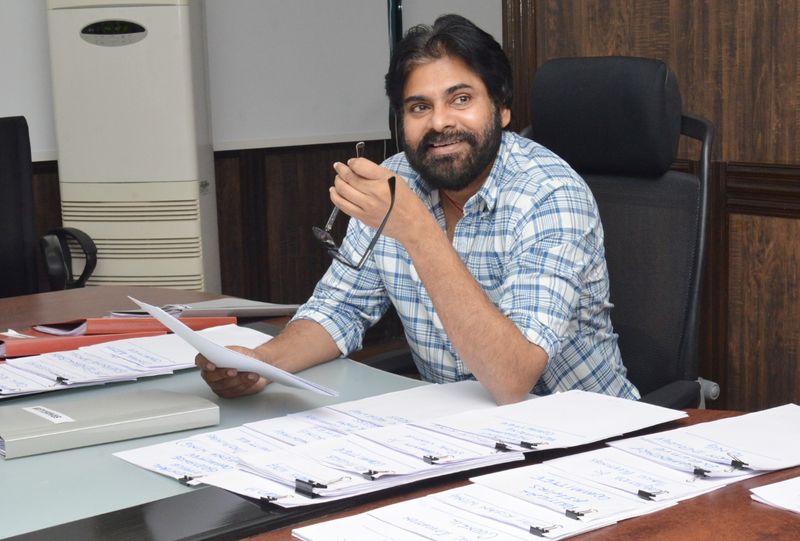 ఆడపడుచులతో జనసేన పార్టీ కమిటీలు ,తొలిజాబితా విడుదల చేసిన పవన్ కళ్యాణ్ (ఫొటోలు)
