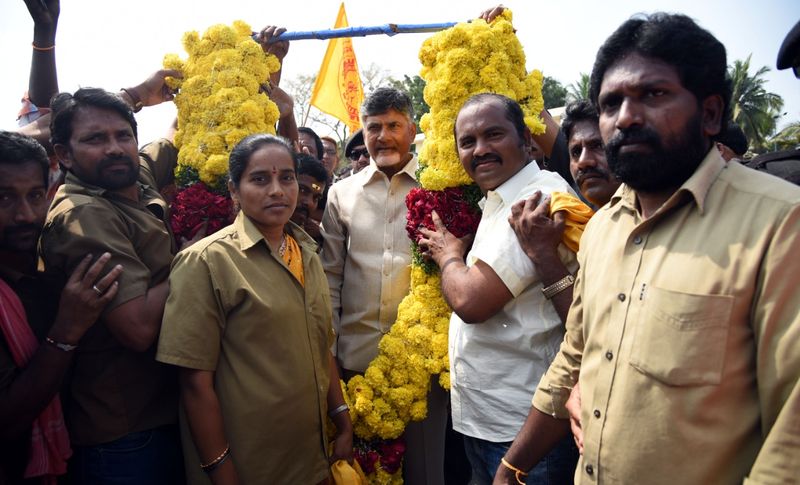 జీవితకాల పన్ను ఎత్తివేసినందుకు ఉండవల్లిలో సీఎంను కలసి అభినందనలు తెలిపిన ఆటోవర్కర్లు