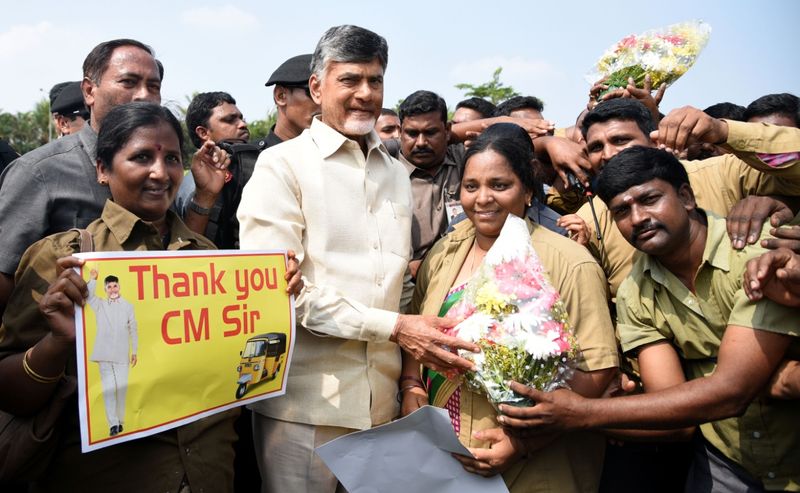 జీవితకాల పన్ను ఎత్తివేసినందుకు ఉండవల్లిలో సీఎంను కలసి అభినందనలు తెలిపిన ఆటోవర్కర్లు