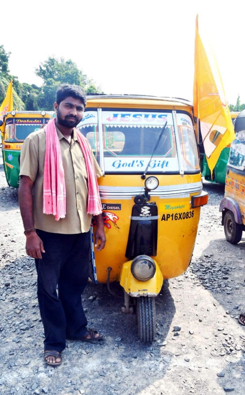జీవితకాల పన్ను ఎత్తివేసినందుకు ఉండవల్లిలో సీఎంను కలసి అభినందనలు తెలిపిన ఆటోవర్కర్లు