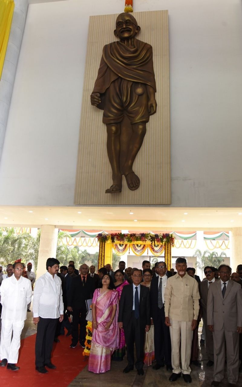 ఎపి హైకోర్టు ప్రారంభం: సుప్రీం సిజేతో చంద్రబాబు (ఫొటోలు)