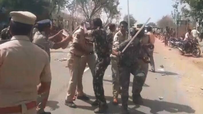 protesters stone pelting on ci at dammaipalli in mahaboobnagar district protesters stone pelting on ci at dammaipalli in mahaboobnagar district