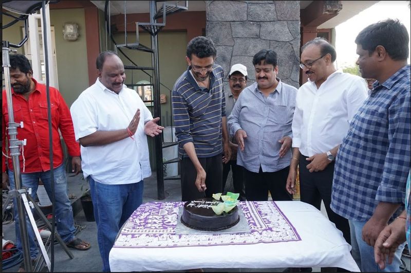 సెన్సిబుల్ డైరెక్టర్ శేఖర్ కమ్ముల పుట్టిన రోజు వేడుకలు యూనిట్ సభ్యుల సమక్షంలో జరిగాయి.ఎమిగోస్ క్రియేషన్స్ సమర్పణలో ఏషియన్ గ్రూప్ నిర్మిస్తున్న మూవీ లొకేషన్ లో నిర్మాతలు..శేఖర్ కమ్ముల తో కేక్ కట్ చేయించి పుట్టిన రోజు శుభాకాంక్షలు తెలిపారు.