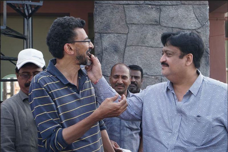 ఆన్ లొకేషన్ లో డైరెక్టర్ శేఖర్ కమ్ముల బర్త్ డే సెలబ్రేషన్స్..