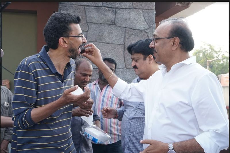 ఆన్ లొకేషన్ లో డైరెక్టర్ శేఖర్ కమ్ముల బర్త్ డే సెలబ్రేషన్స్..