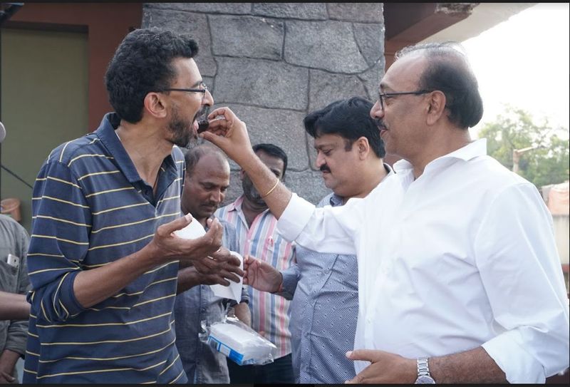 ఆన్ లొకేషన్ లో డైరెక్టర్ శేఖర్ కమ్ముల బర్త్ డే సెలబ్రేషన్స్..