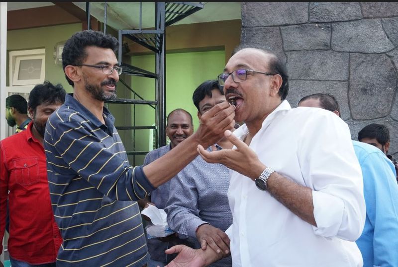ఆన్ లొకేషన్ లో డైరెక్టర్ శేఖర్ కమ్ముల బర్త్ డే సెలబ్రేషన్స్..