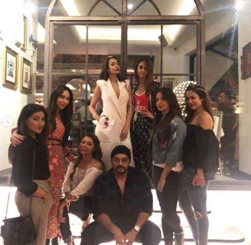 Gauri Khan shared a couple of pictures with Arjun Kapoor, Malaika Arora and others as she hosted them for a dinner party. Check the pictures here.