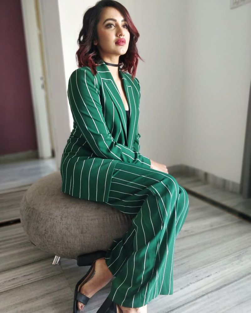 మత్తెక్కించే సొగసులతో తేజస్వి మదివాడ!