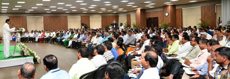 గ్రామ సర్పంచులు, కార్యదర్శుల శిక్షణపై అధికారులతో కేసీఆర్ సమావేశం