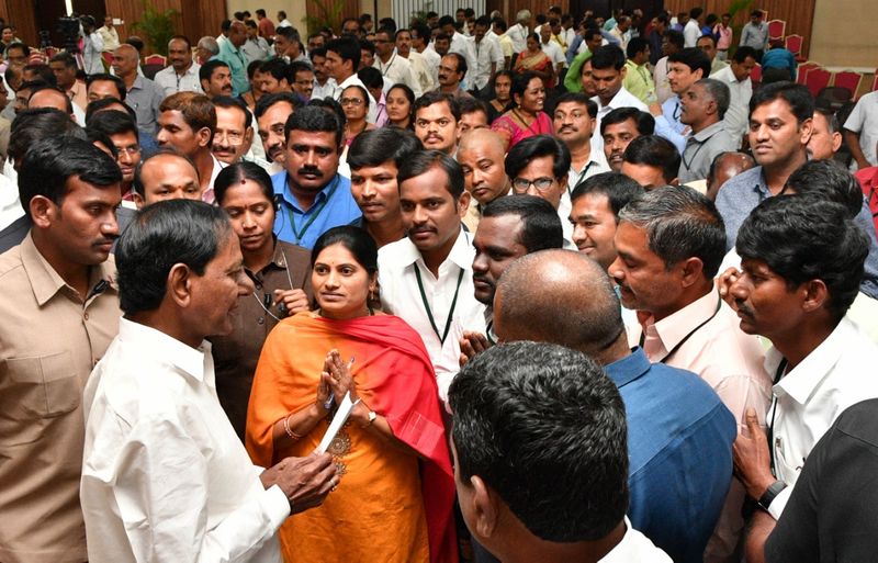 గ్రామ సర్పంచులు, కార్యదర్శుల శిక్షణపై అధికారులతో కేసీఆర్ సమావేశం