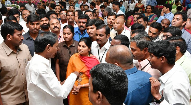 కేంద్రంలో బీజేపీకి సంపూర్ణ మెజారిటీ దక్కింది. టీఆర్ఎస్ కూడ 9 ఎంపీ స్థానాలకే పరిమితమైంది. కానీ, కేసీఆర్ అనుకొన్నట్టుగా ఫలితాలు వస్తే కేంద్ర రాజకీయాల్లో చక్రం తిప్పాలని భావించారు.కానీ, ఫలితాలు మాత్రం భిన్నంగా వచ్చాయి.