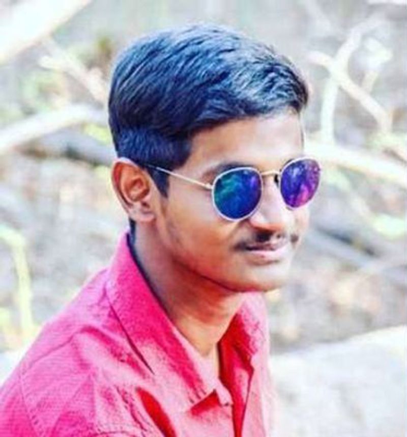 ‘‘కొబ్బరి బోండాలు అమ్మే వ్యక్తి కదలికలు గమనించి.. రాత్రి సమయంలో అతను లేకుండా చూసుకొని కత్తిని దొంగతనం చేశాడు. అనంతరం దానిని రహస్యంగా తన ఇంటికి సమీపంలో దాచి పెట్టాడు. బుధవారం మధులిక కాలేజీకి వెళ్లే దారిలో కాపుకాసి మరీ ఆమె పై దాడి చేశాడు’’ అని పోలీసులు చెప్పారు.