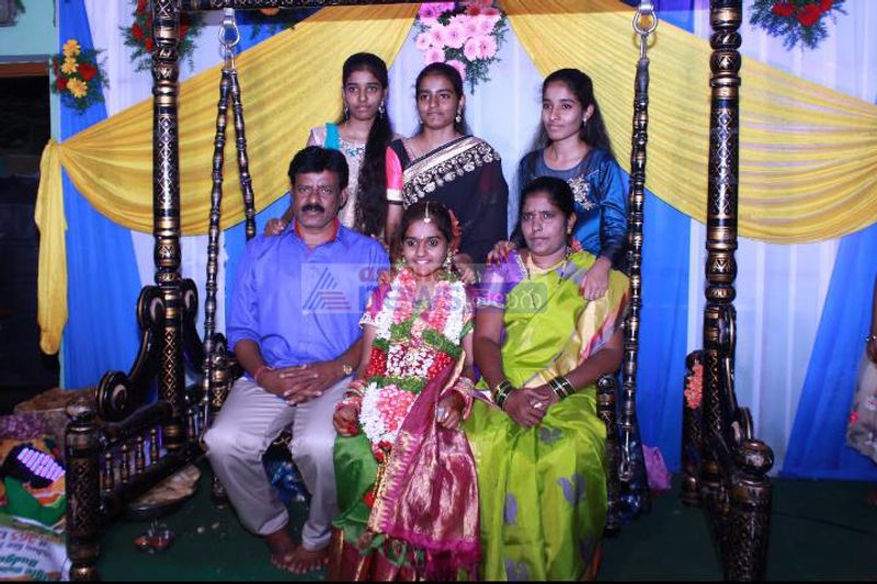 ‘‘మధులిక కనపడగానే.. కత్తితో సహా ఆమె ముందు వెళ్లి నిల్చున్నాడు. అతని చేతిలో కత్తి చూసి.. మధులిక భయంతో వణికిపోయి పరగులు తీసింది. అక్కడ రోడ్డు మీద చాలా మంది ఉన్నప్పటికీ.. ఎవరూ అడ్డుకునే ప్రయత్నం చేయలేదు’’ అని తెలిపారు.