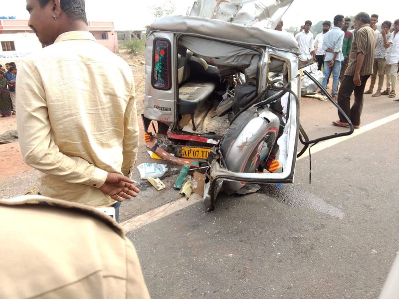 మృతులు అమ్మనబ్రోలు గ్రామానికి చెందిన వాళ్ళు. ఉదయం శనగ కోతలకు వెళ్తుండగా ఈ ఘటన జరిగింది.