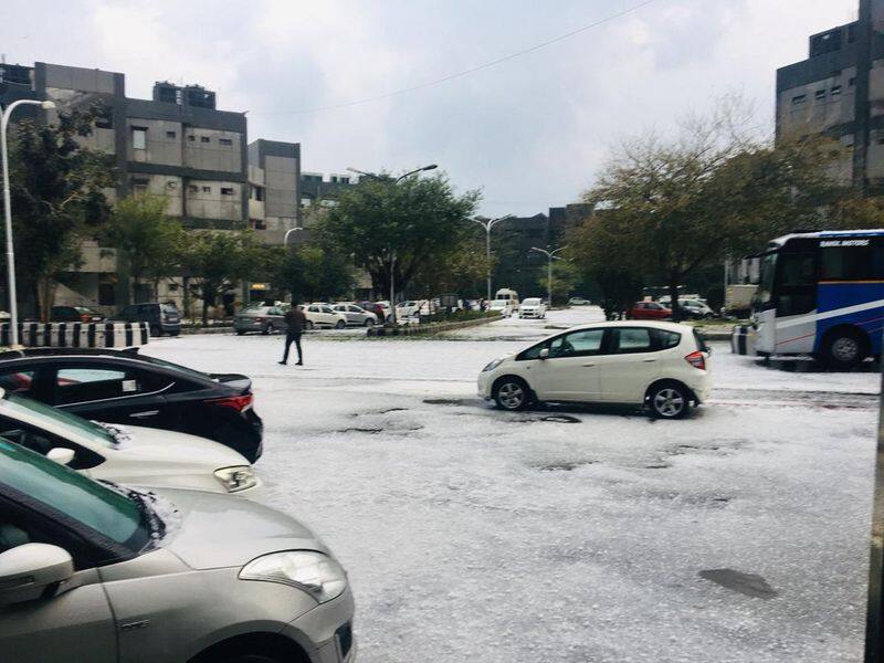 The minimum temperature in the city settled at 15 degrees Celsius, six notches above the season's average and the maximum temperature was recorded at 19.1 degrees Celsius, four notches below the season's average.