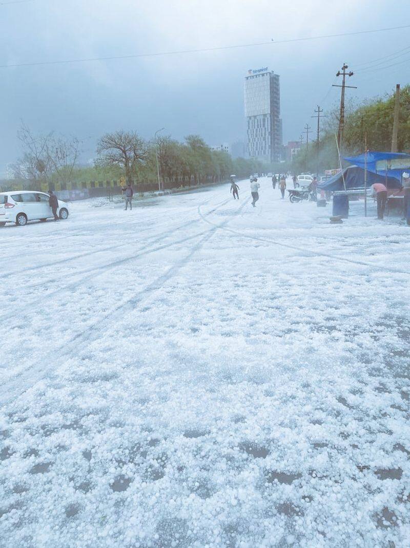 Some people said that Noida looked like a snow covered hill station.