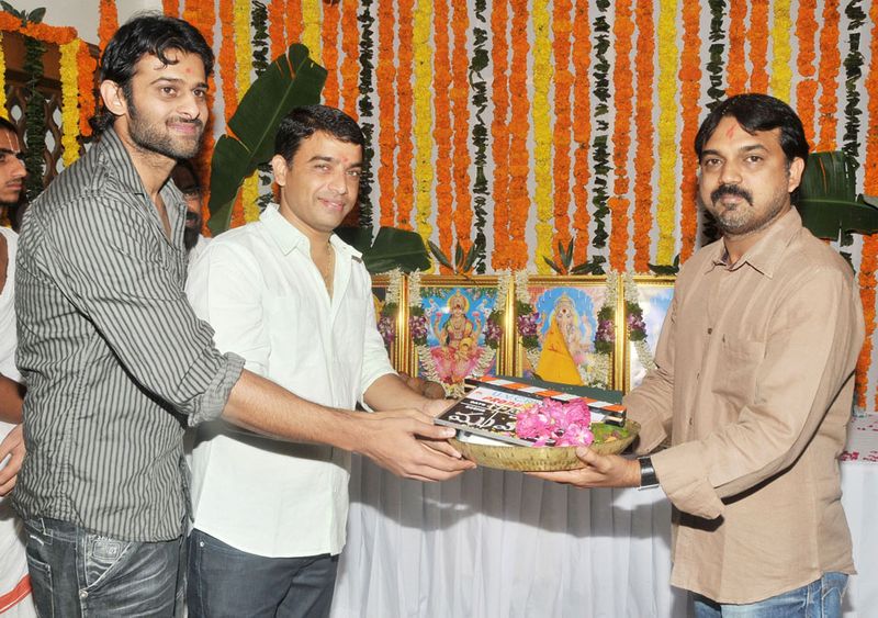 అప్పటివరకు రచయితగా వర్క్ చేసిన కొరటాల శివ ఈ సినిమా కథను ఎప్పుడో రాసుకున్నాడు. కానీ తనకు ఇష్టమైన కథను సొంతంగా తెరకెక్కించాలని దర్శకుడిగా మారాలని కొన్నేళ్లు ప్రయత్నం చేశాడు. చివరకు ప్రభాస్ ని ఒప్పించి హిట్టందుకున్నాడు. ఇప్పుడు అత్యధిక పారితోషికం అందుకుంటున్న దర్శకుల్లో కొరటాల ఒకరు.