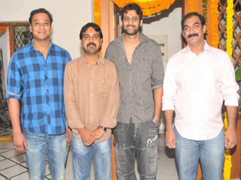 సినిమాకు మొదట వారధి అనే టైటిల్ అనుకున్నప్పటికీ అనంతరం మాస్ ఆడియెన్స్ ను దృష్టిలో ఉంచుకొని మిర్చి అనే టైటిల్ ను సెట్ చేశారు.