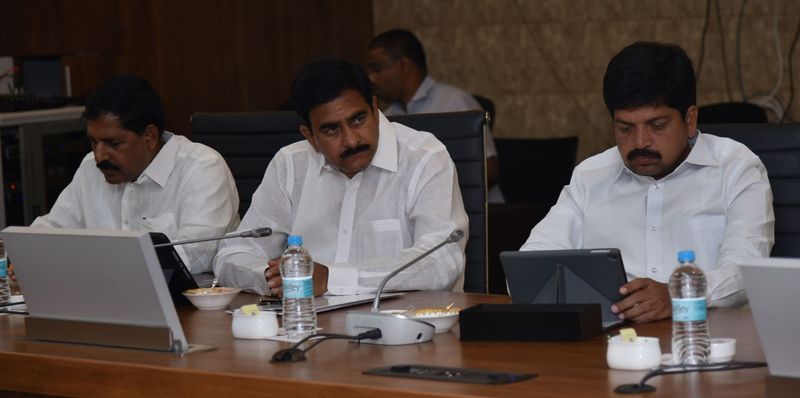 చివరి క్యాబినెట్ మీటింగ్లో ముఖ్యమంత్రి, మంత్రులు