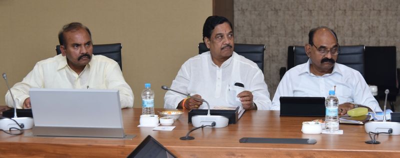 చివరి క్యాబినెట్ మీటింగ్లో ముఖ్యమంత్రి, మంత్రులు