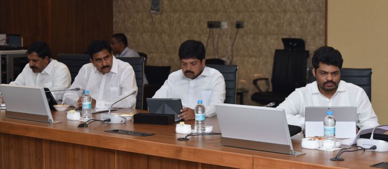 చివరి క్యాబినెట్ మీటింగ్లో ముఖ్యమంత్రి, మంత్రులు