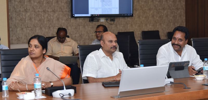 చివరి క్యాబినెట్ మీటింగ్లో ముఖ్యమంత్రి, మంత్రులు