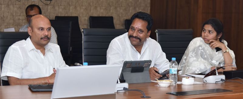 చివరి క్యాబినెట్ మీటింగ్లో ముఖ్యమంత్రి, మంత్రులు