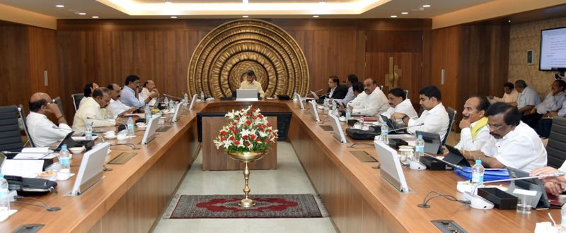 చివరి క్యాబినెట్ మీటింగ్లో ముఖ్యమంత్రి, మంత్రులు
