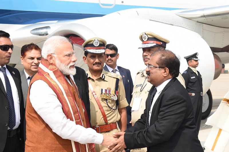 గన్నవరం విమానాశ్రయంలో మోడీకి ఘనస్వాగతం (ఫోటోలు)