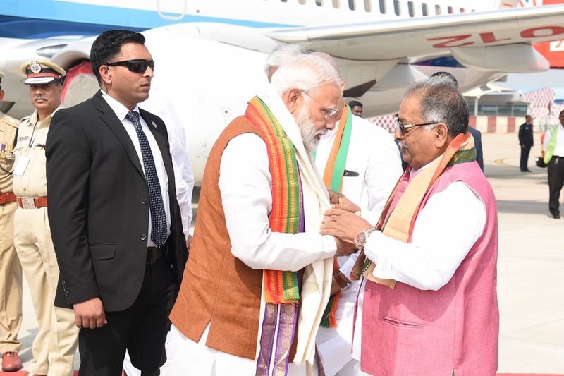 గన్నవరం విమానాశ్రయంలో మోడీకి ఘనస్వాగతం (ఫోటోలు)