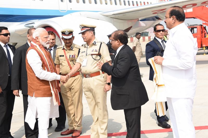 గన్నవరం విమానాశ్రయంలో మోడీకి ఘనస్వాగతం (ఫోటోలు)